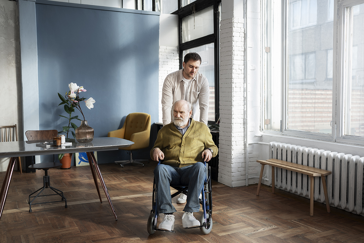 Legge 104 permessi: nessun abuso se si resta a disposizione del famigliare disabile anche a casa propria