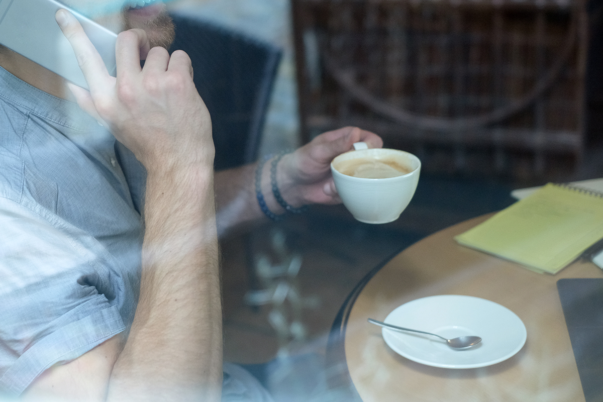 Cassazione: pause caffè non autorizzate del lavoratore, il caso che legittima le indagini aziendali
